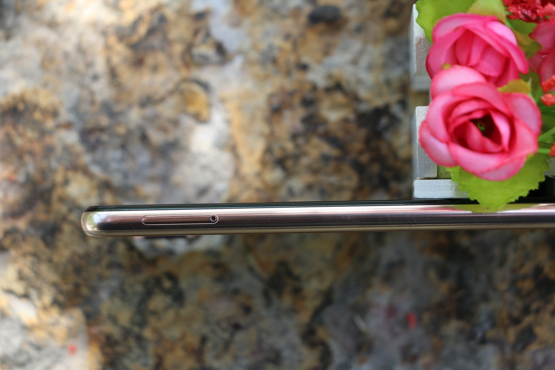 华为p20香槟金和宝石蓝哪个好看,极光色或成潮流华为p20开箱图赏