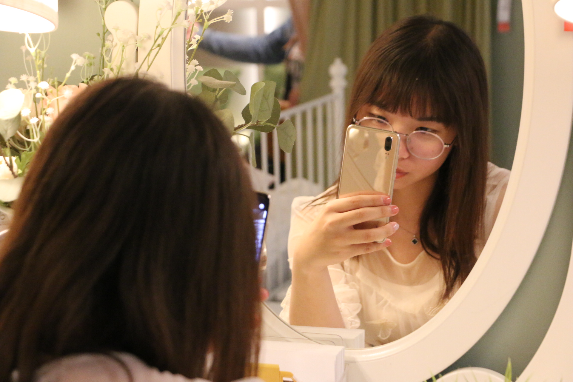 华为p20香槟金和宝石蓝哪个好看,极光色或成潮流华为p20开箱图赏