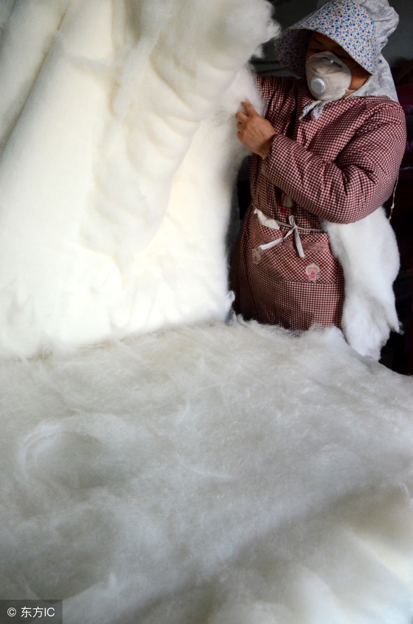 被子羽绒被蚕丝被现场制作,被子是买蚕丝被还是羽绒被