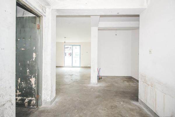 新房装修隔壁想把入户门装到过道,进门过道很长装修