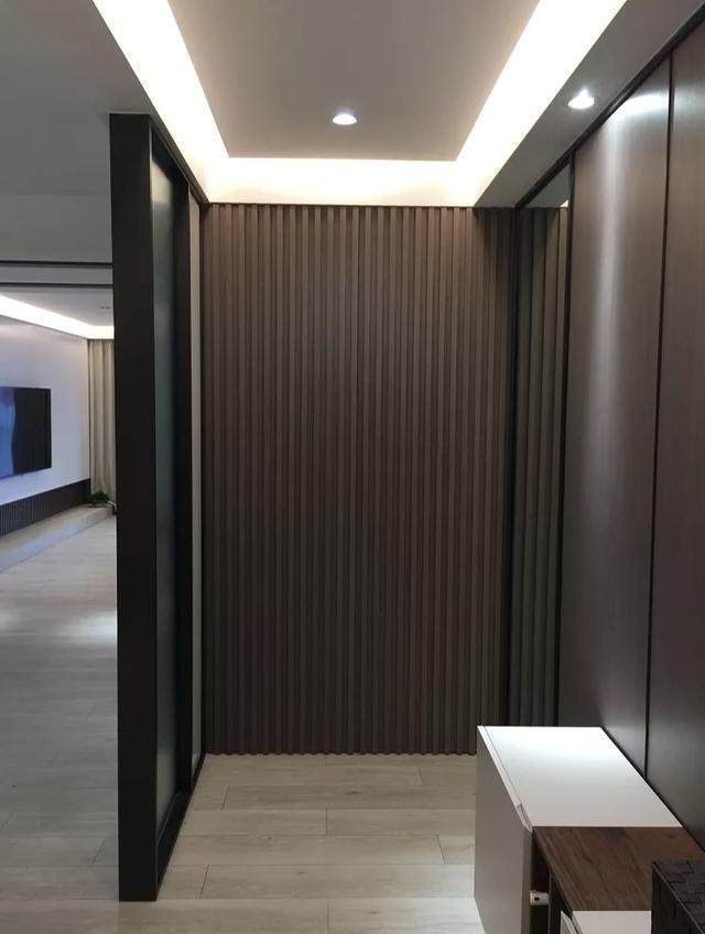 新房装修隔壁想把入户门装到过道,进门过道很长装修