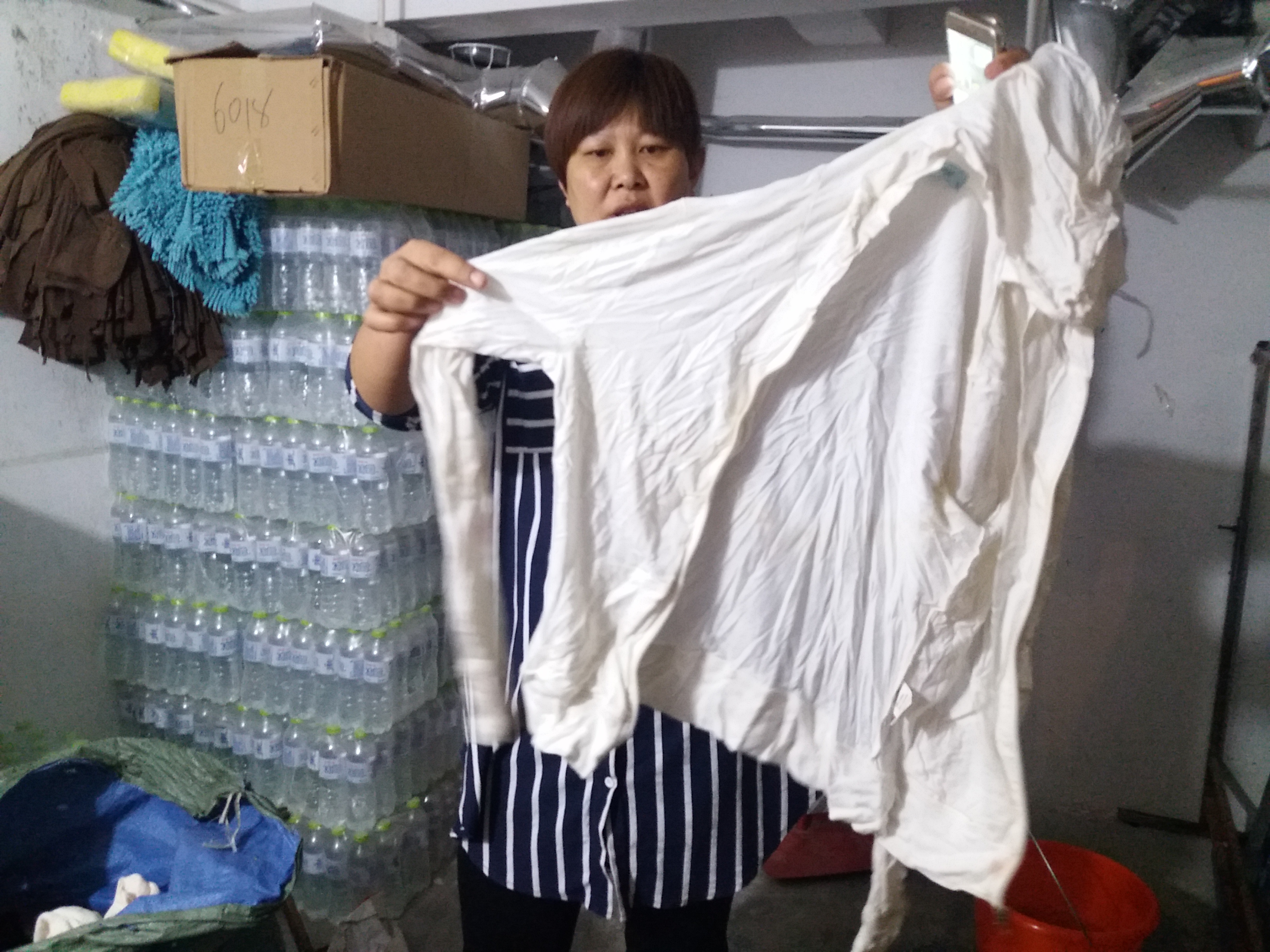 丽水芳洲18号商铺地下室漏水,近百件新衣被泡,至今没人给赔偿