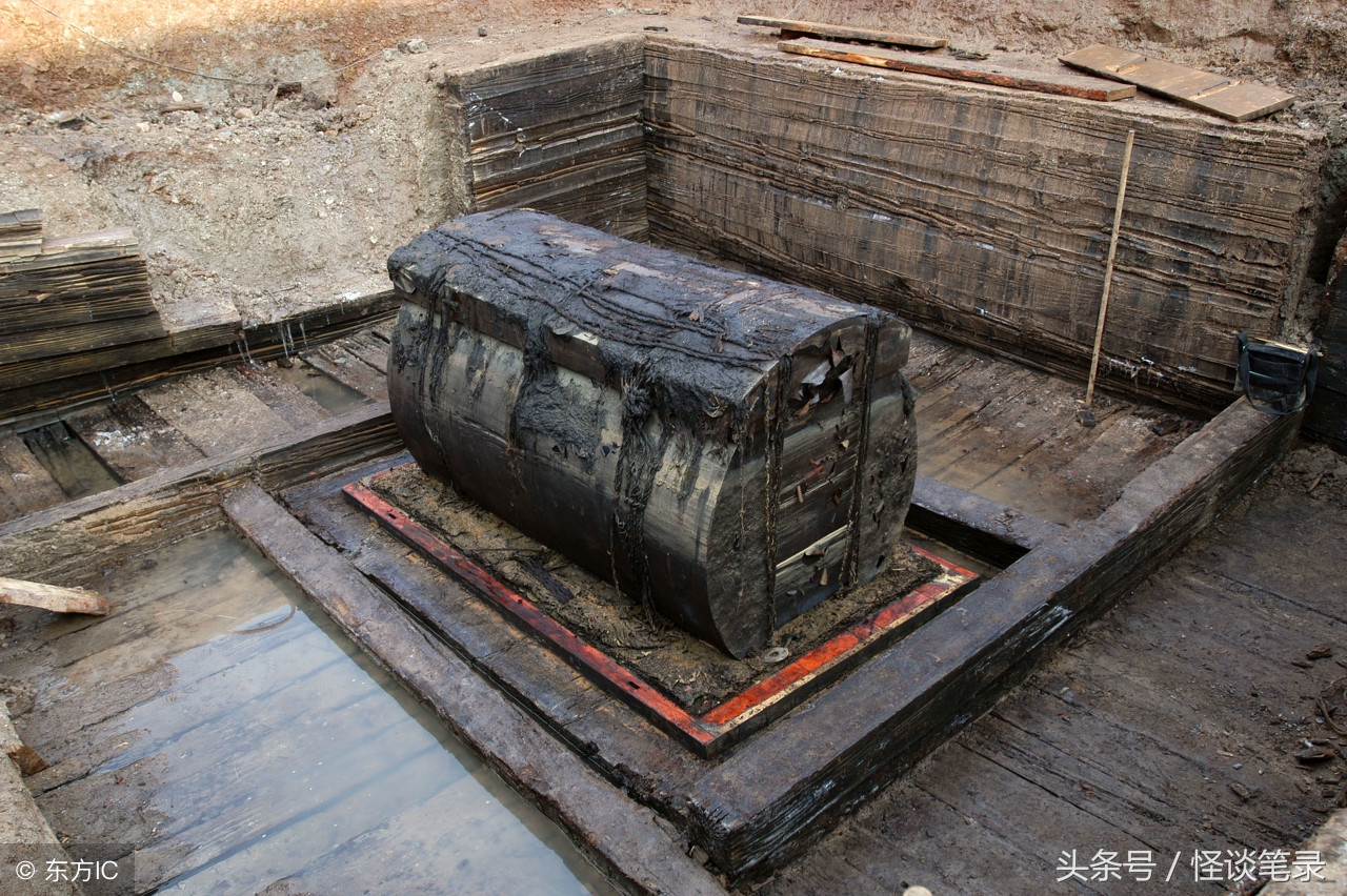 小伙后背纹棺材,小伙背后纹红棺材