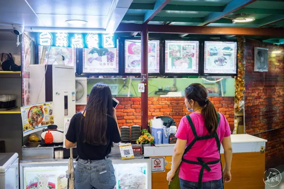 一对夫妻把台湾夜市搬来华师小店里！门面窄小，一不小心就错过！