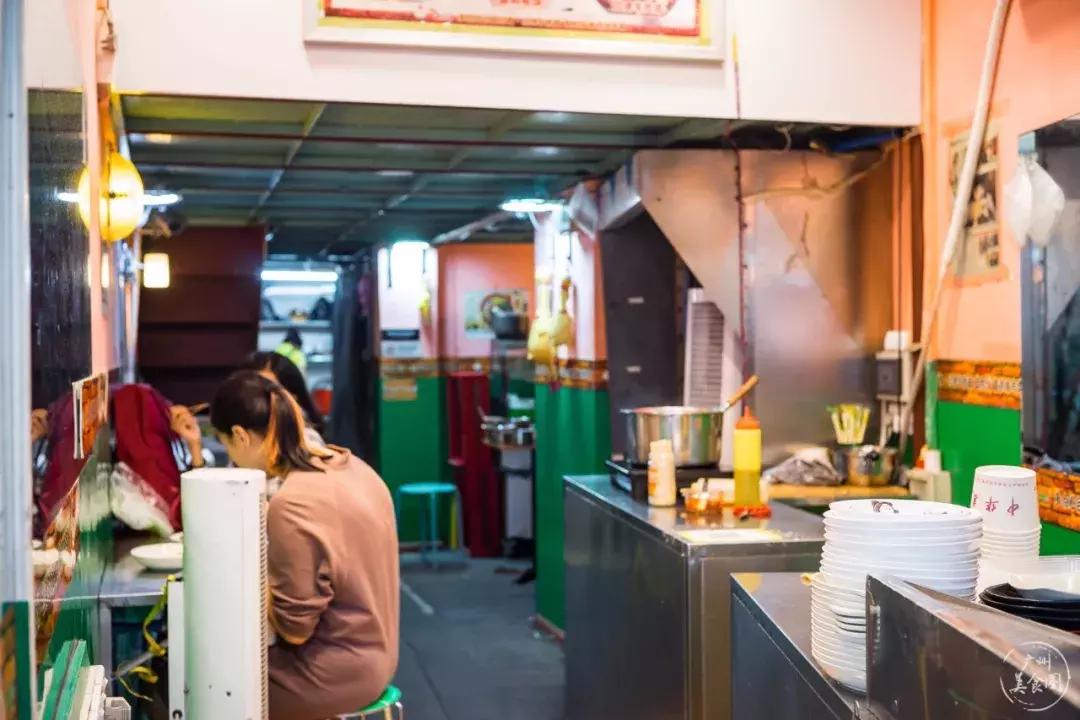 一对夫妻把台湾夜市搬来华师小店里！门面窄小，一不小心就错过！