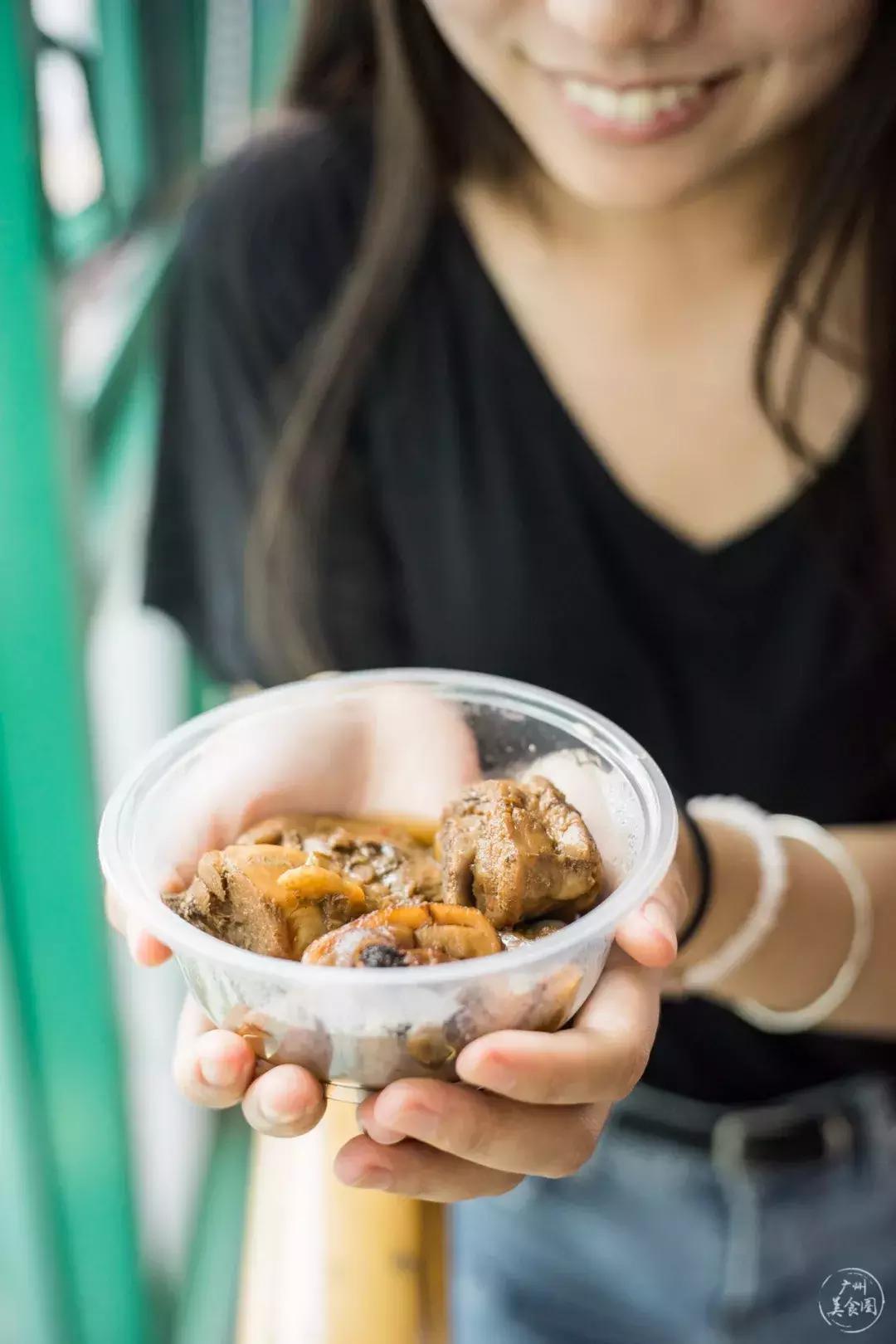 一对夫妻把台湾夜市搬来华师小店里！门面窄小，一不小心就错过！