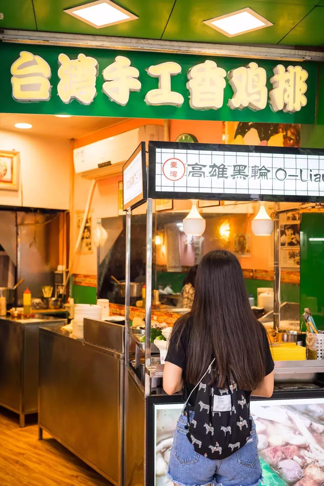 一对夫妻把台湾夜市搬来华师小店里！门面窄小，一不小心就错过！