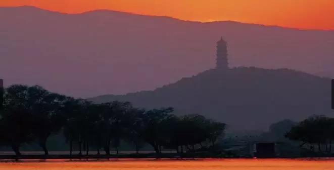 西山脚下滇池边别墅,西山脚下卖不出去的别墅