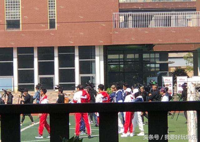 奔跑吧兄弟杨幂踢足球是哪一期,杨幂奔跑吧足球服