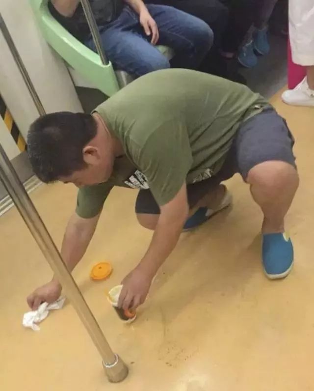 董卿跪地为什么获得网友的称赞,董卿卑躬屈膝