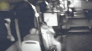 董卿跪地为什么获得网友的称赞,董卿卑躬屈膝