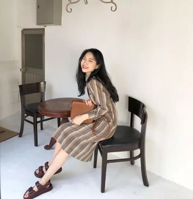 格纹元素撑起时尚,细格纹配条纹