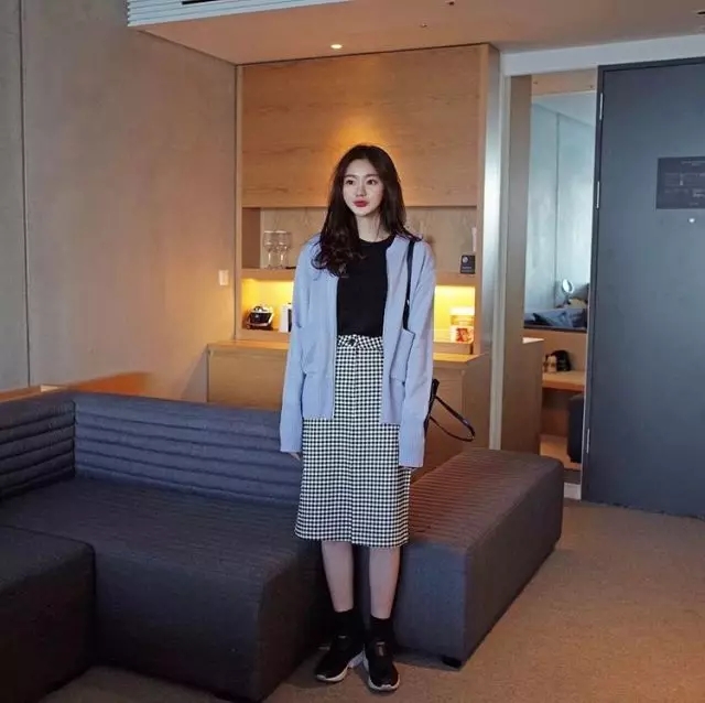 格纹元素撑起时尚,细格纹配条纹