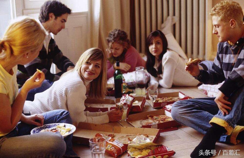 在家看电视和睡觉吃零食,在家看电视吃苹果