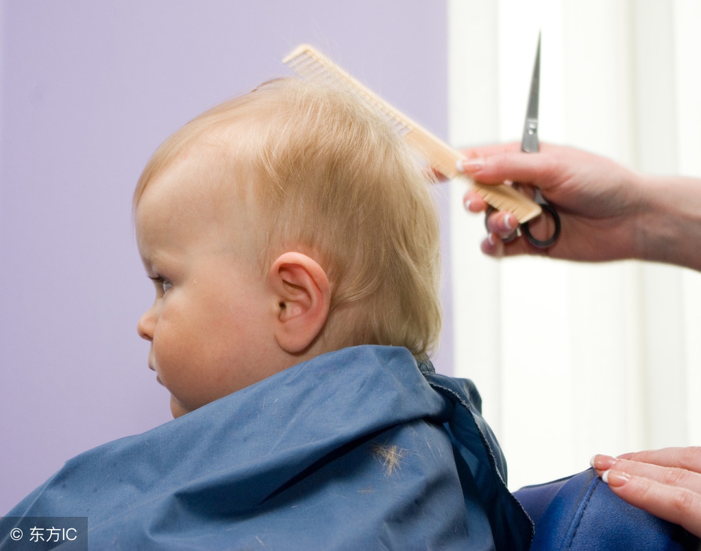 婴儿满月理发教程自己在家理发,婴儿是满月理发还是百天理发