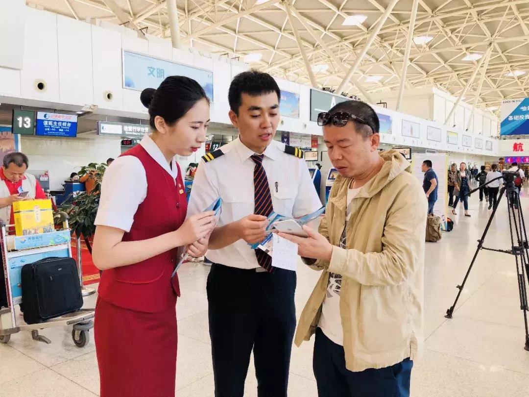 空姐教你飞机的注意事项和要求,空姐在飞机上讲解安全保障的视频