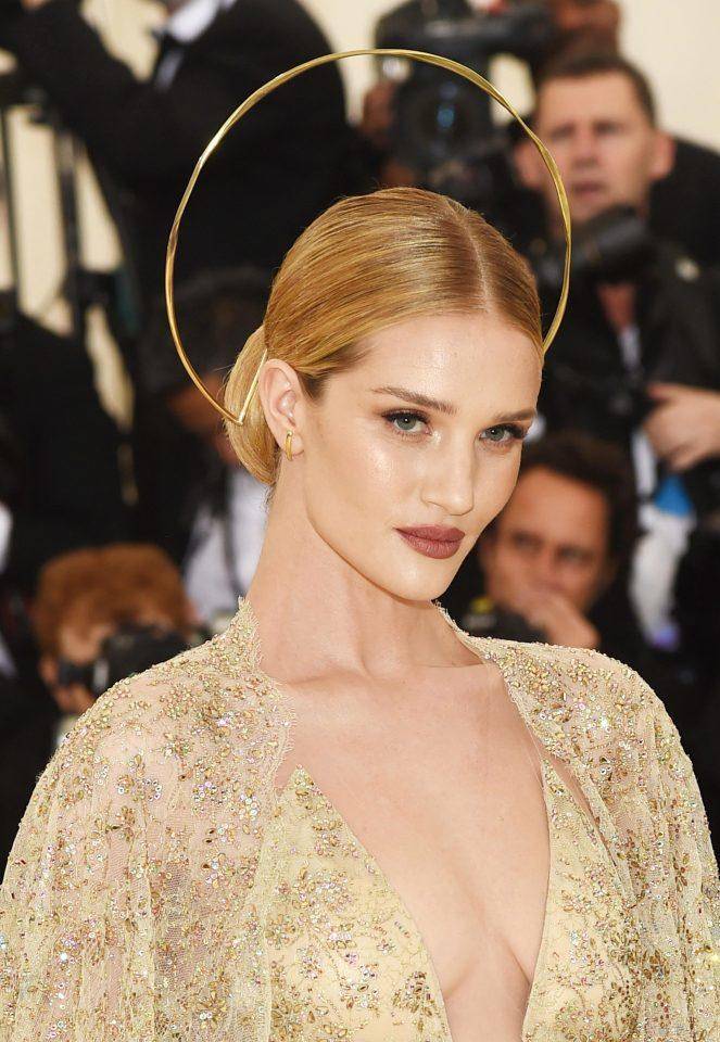 用十件宗教作品告诉你Met Gala上演的“帽子戏法”的神秘隐喻