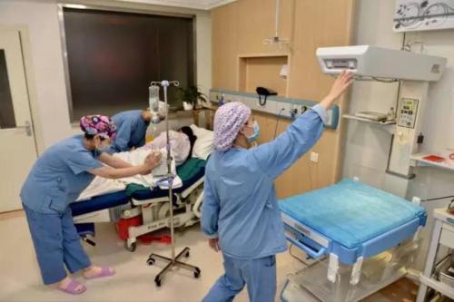 给产妇接生，采用最先进的拆台助产法，为什么要把床拆了？