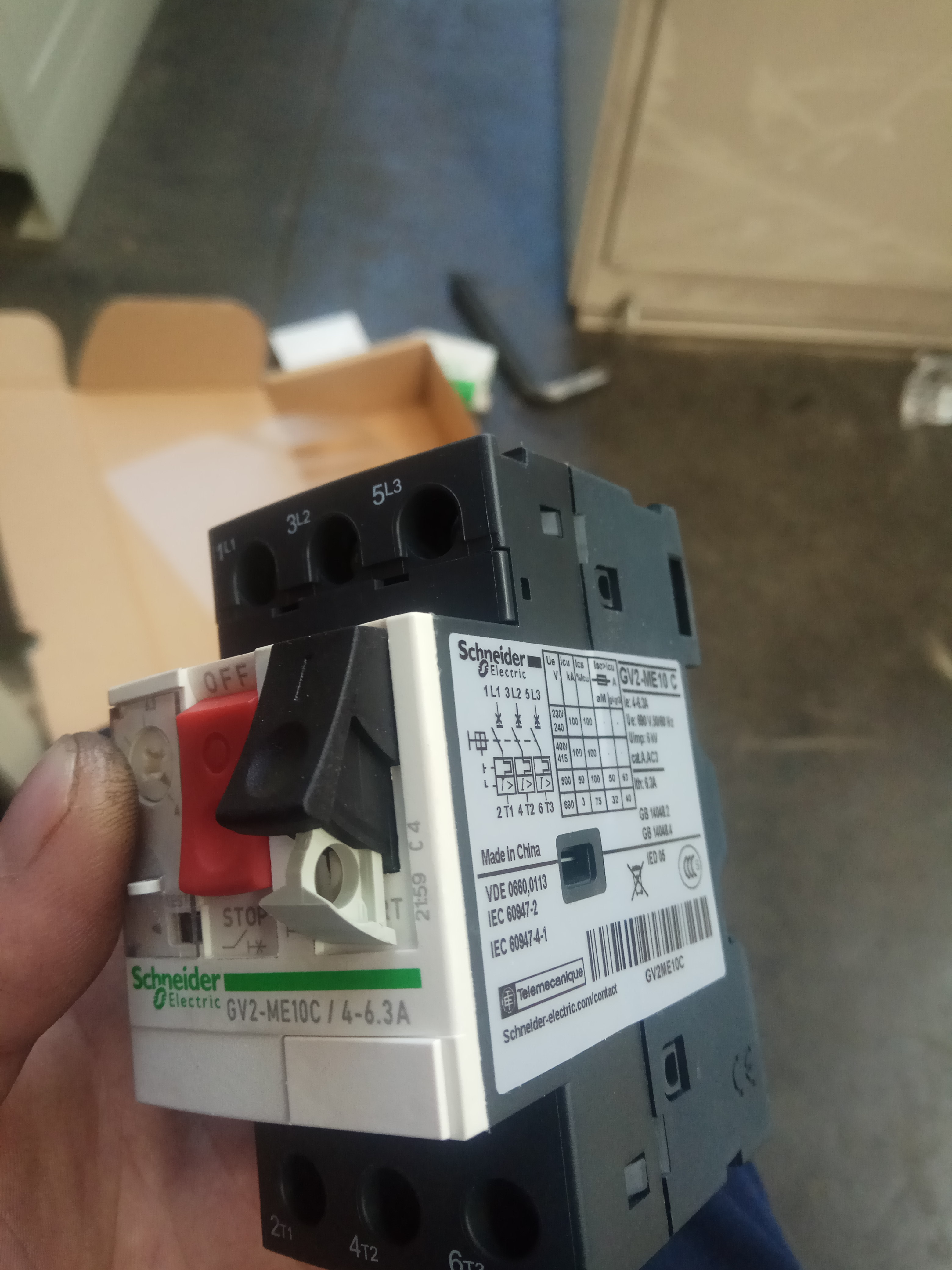 施耐德断路器怎么拆卸,施耐德马达断路器什么材料