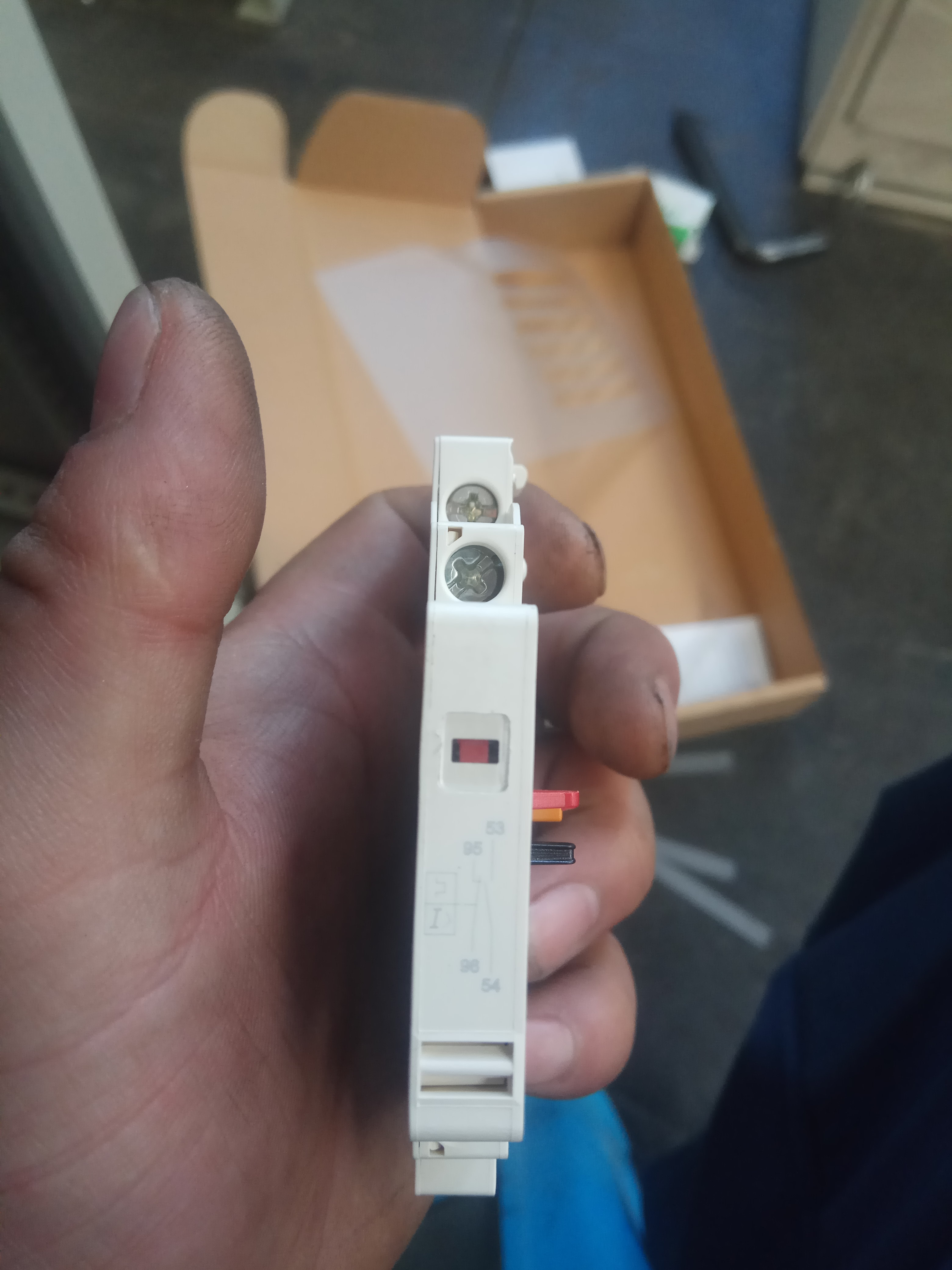 施耐德断路器怎么拆卸,施耐德马达断路器什么材料