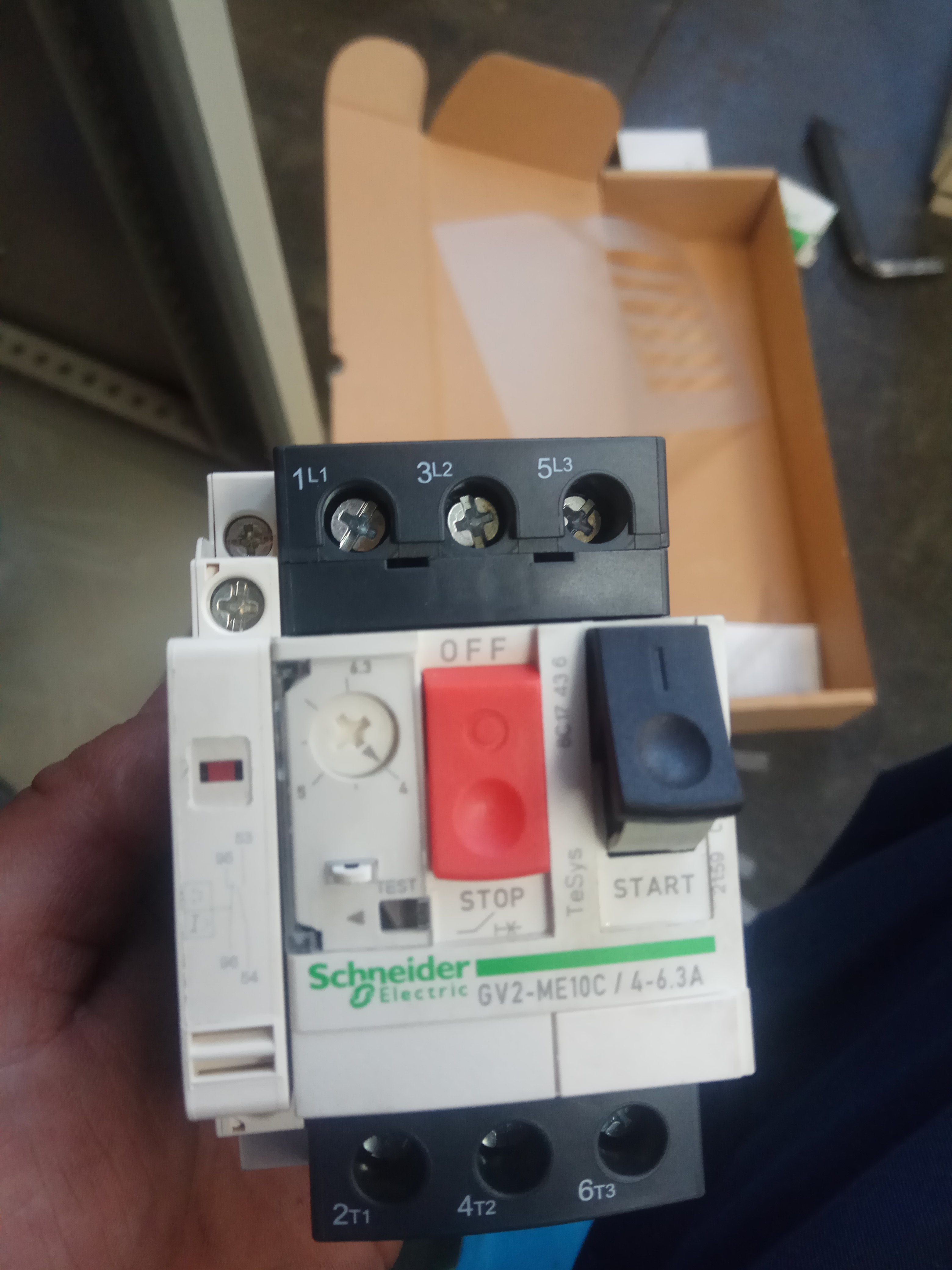 施耐德断路器怎么拆卸,施耐德马达断路器什么材料