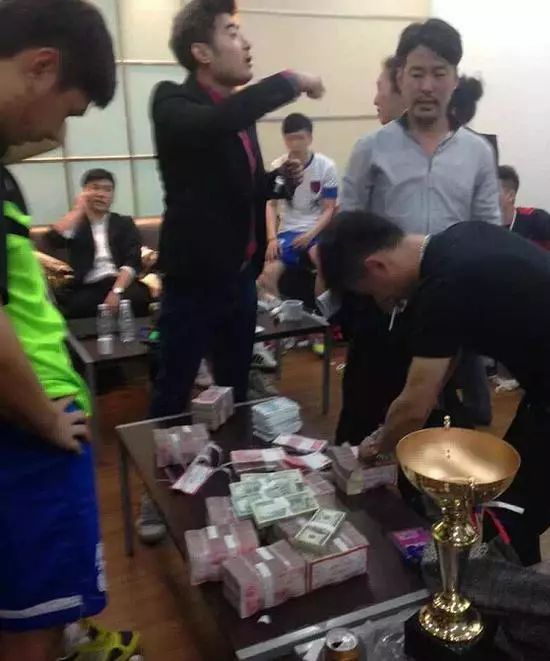 这些队赢球直接发千万现金！皮箱装钱拿着就走，更衣室钞票堆成床