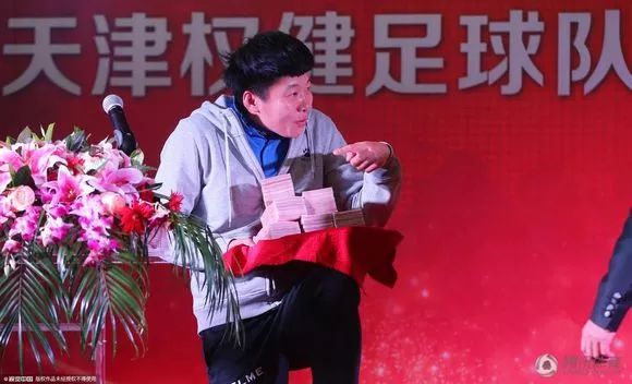 这些队赢球直接发千万现金！皮箱装钱拿着就走，更衣室钞票堆成床
