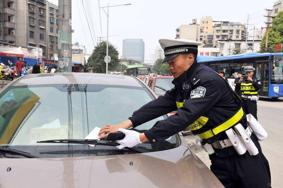 被大车遮挡误闯红灯怎么申诉通过,误闯红灯可以在12123上申请撤销吗