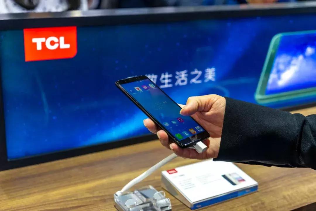 李东生局中局：彩电大王TCL47亿甩卖家电业务，高管大面积离职