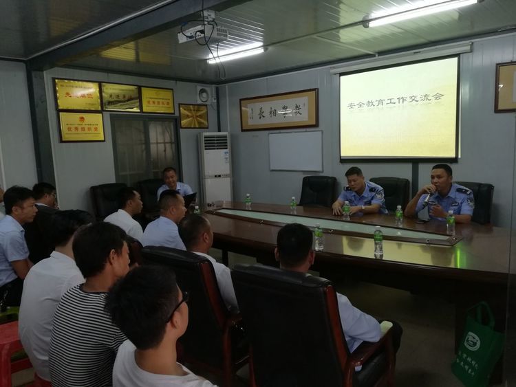 警路联动交通安全宣传,交警对驾校学员开展交通安全宣传