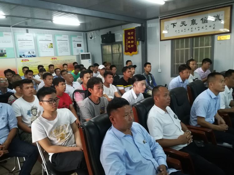 警路联动交通安全宣传,交警对驾校学员开展交通安全宣传