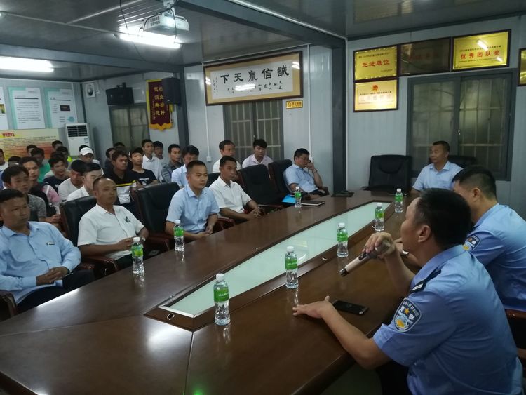 警路联动交通安全宣传,交警对驾校学员开展交通安全宣传