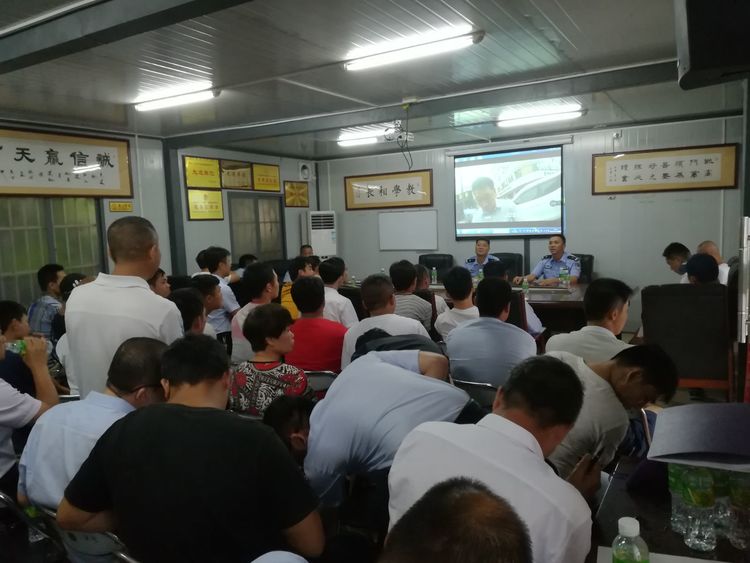 警路联动交通安全宣传,交警对驾校学员开展交通安全宣传