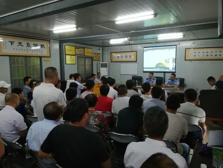 警路联动交通安全宣传,交警对驾校学员开展交通安全宣传