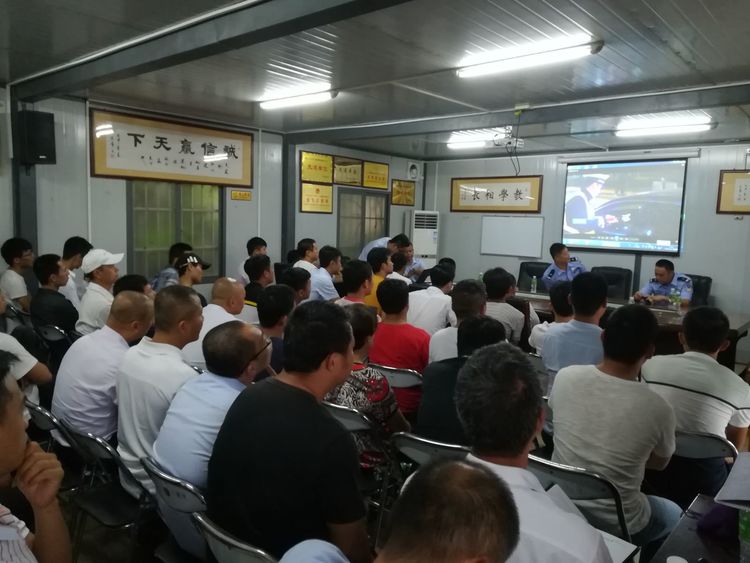 警路联动交通安全宣传,交警对驾校学员开展交通安全宣传