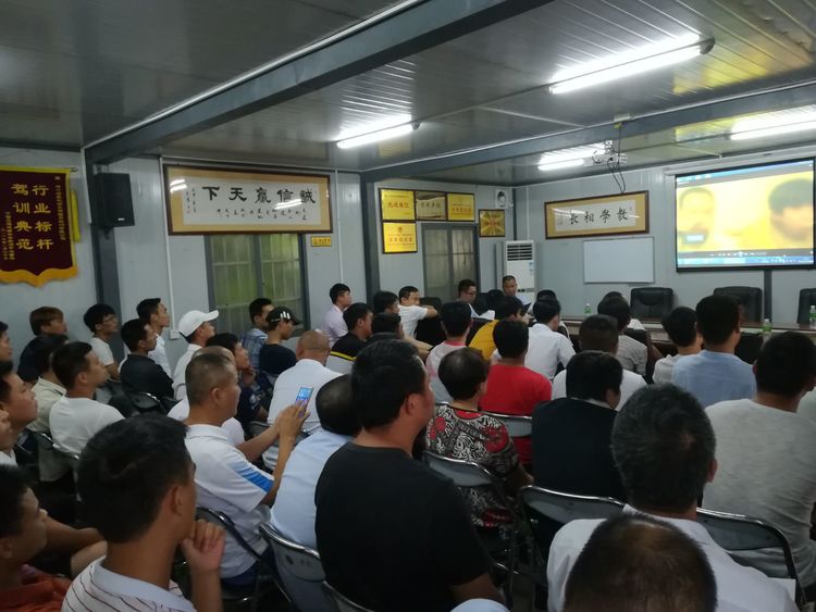 警路联动交通安全宣传,交警对驾校学员开展交通安全宣传