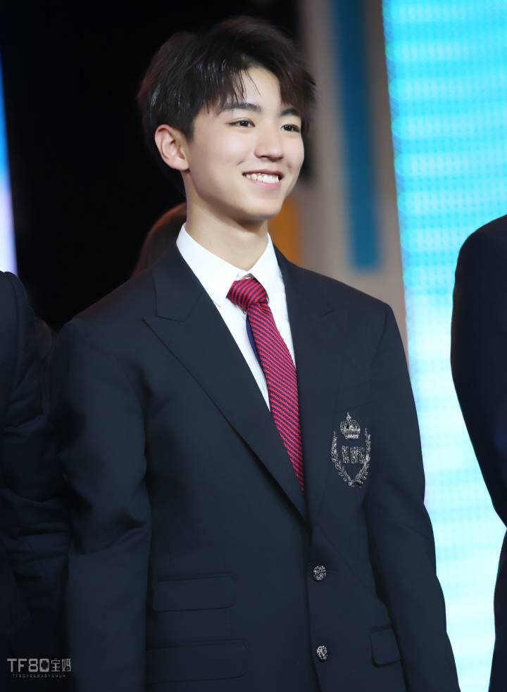 王俊凯露牙龈笑,王俊凯高能少年团照片正脸