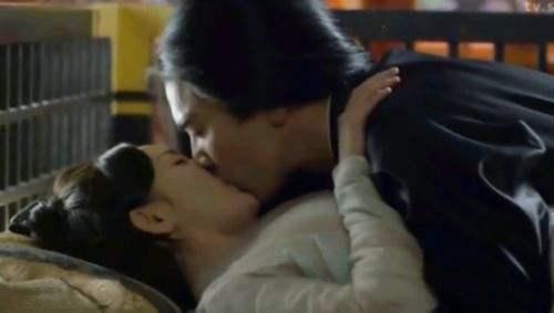 明星第一次拍吻戏怎么办,明星们拍吻戏怎样防止尴尬情况