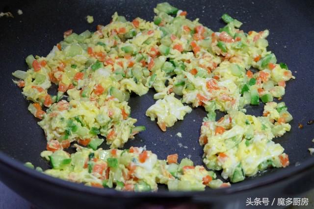 蛋炒饭怎样做又好吃不上火不油腻,小时候爱吃的蛋炒饭简单又好做