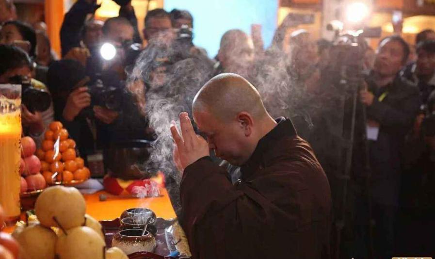 和尚烧戒疤全过程,为什么寺庙师父需剃光头