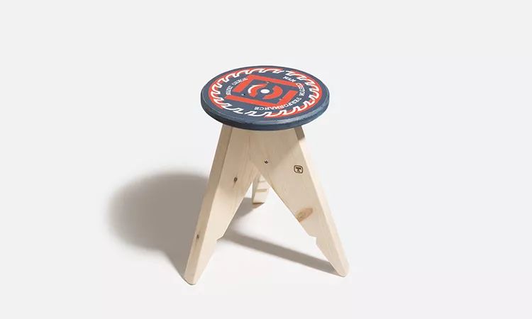 潮流｜CLOT“进攻”生活家居！定制木椅硕大Logo不跌面！