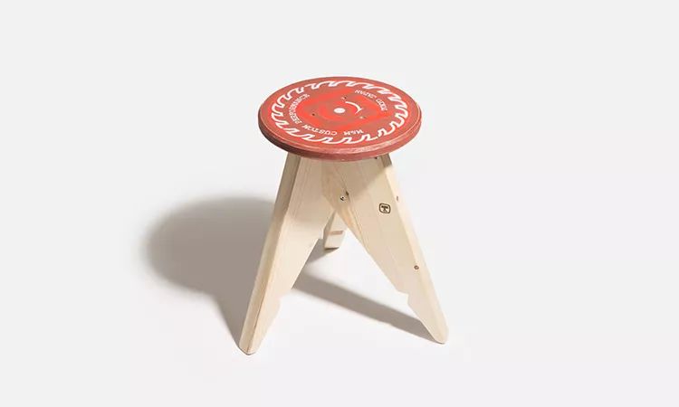 潮流｜CLOT“进攻”生活家居！定制木椅硕大Logo不跌面！