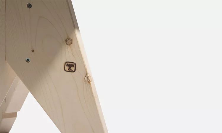 潮流｜CLOT“进攻”生活家居！定制木椅硕大Logo不跌面！