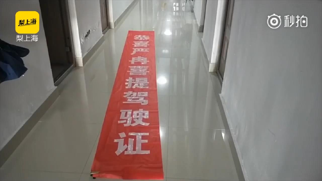 五十岁大妈鬼步舞,女子带领50岁大妈跳鬼步舞