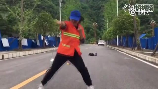 五十岁大妈鬼步舞,女子带领50岁大妈跳鬼步舞