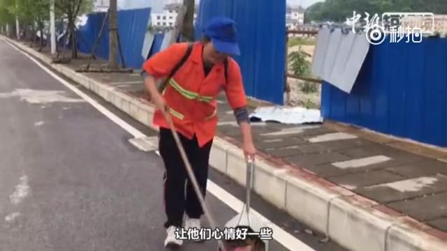 五十岁大妈鬼步舞,女子带领50岁大妈跳鬼步舞