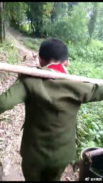 五十岁大妈鬼步舞,女子带领50岁大妈跳鬼步舞