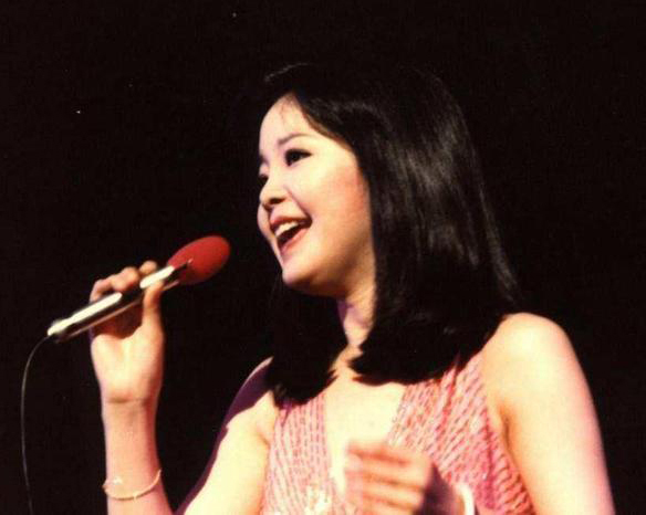 邓丽君的父亲是国军少校军官，极力反对女儿去日本发展