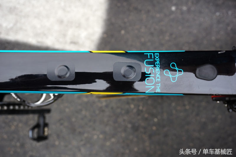 argon18明显今年设计费没给够，美利达依然保持了凌乱走线的风格