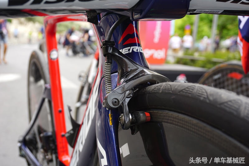 argon18明显今年设计费没给够，美利达依然保持了凌乱走线的风格